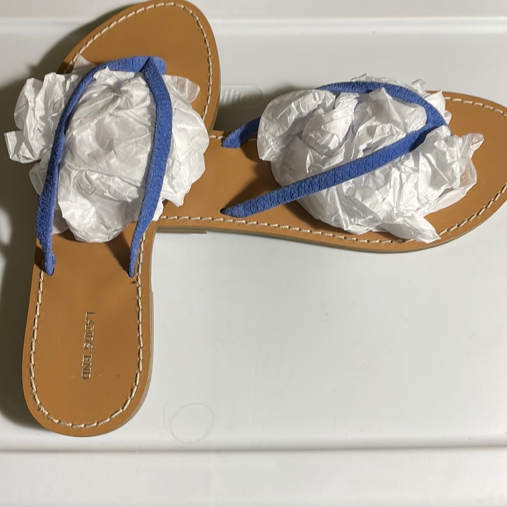 Lands’ End NWOT blue leather flip flops
